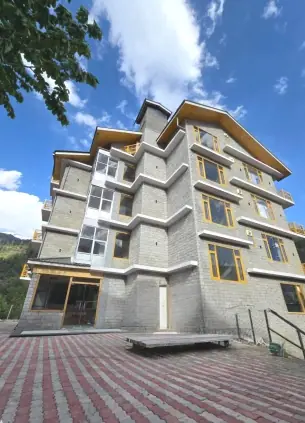 Front façade of the hotel in Burwa, Manali